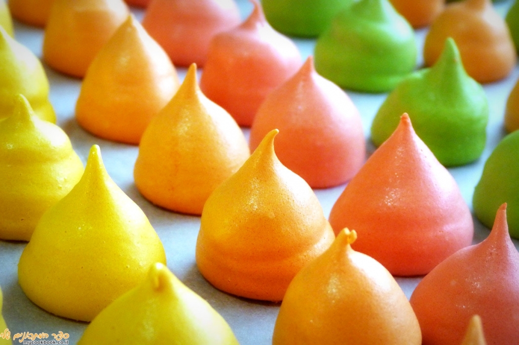 נשיקות מרנג צבעוניות